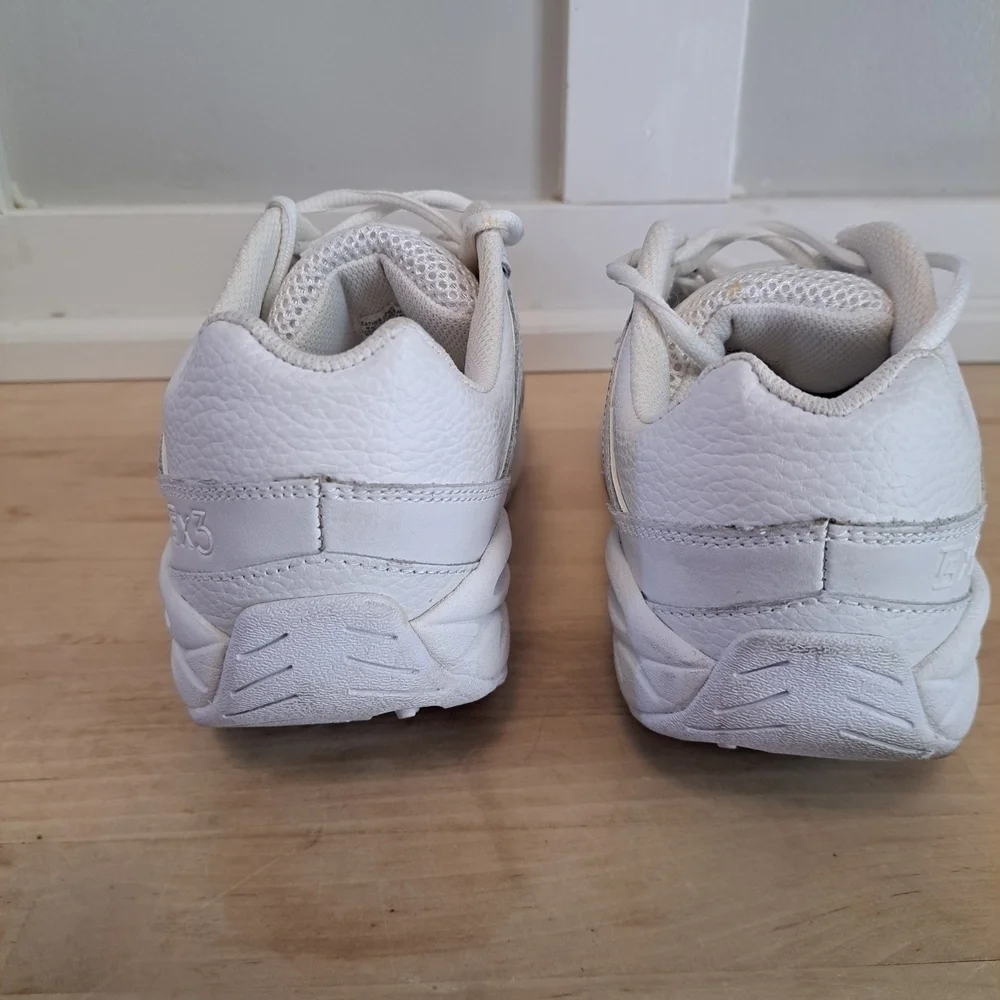 TS Sport White Leather Walking Shoes – Size 9.5